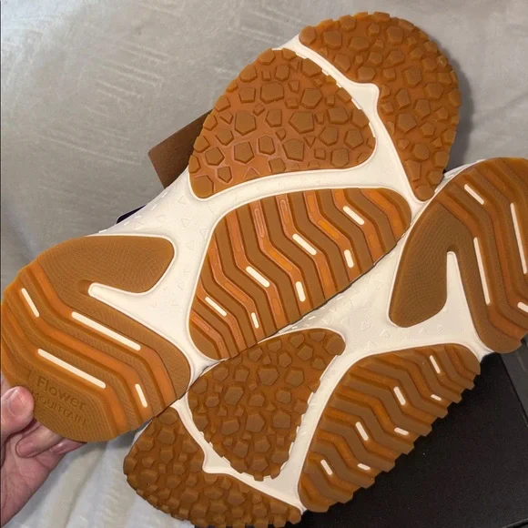 NWT Flower Mountain SOLIN UNI
Suede and technical fabric sneakers - Light grey - Picture 15 of 15